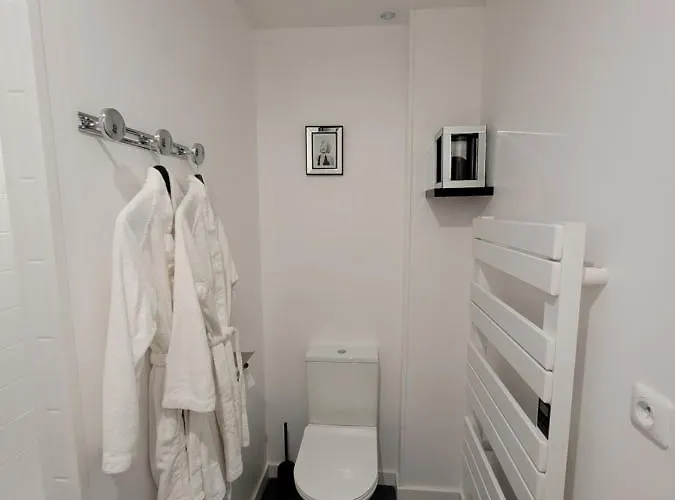 La Maison Pere Camembert Bed & Breakfast 4*